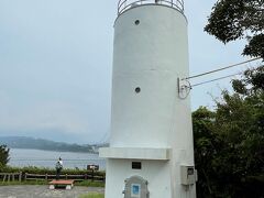 時間があったので、展望台をめぐってみました。続いて訪れたのは、孫崎展望台。展望台の手前に灯台があります。