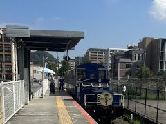 九州鉄道記念館駅に到着した列車　前後にディーゼル機関車があり、客車は２両でした。