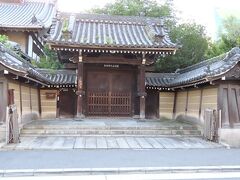 江国寺。西高津中寺町筋に西面しています。