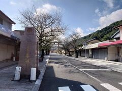 祐徳稲荷神社前で下車。
10分くらいで330円。交通系ICカード使えました。
降りてすぐに参道。