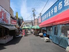 12:00　函館朝市を通り抜けて駅へ向かいます