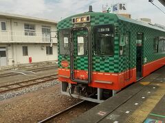 下館駅は茨城県で、真岡、益子、茂木は栃木県。でも「ときわ路パス」が使えるのがうれしい。これは一部クロスシートがある車両。