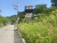 上り坂になって間もなく、まだまだ城跡は先だろうと思うのですがそれらしい建物が