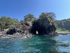 さっそく船から。こちら、巌門です。

真ん中の穴の途中まで船で入っていくことができました。

