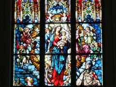 パイプオルガンとともに大聖堂の名声を高めているのが
美しいステンドグラスの数々です。

特にリガの歴史を描いた次のステンドグラス4点が有名です。
（19世紀末にミュンヘンにて制作）

《ステンドグラス ＃1》
　「ティゼンハウゼン一家（ステンドグラスの寄付者）と聖母マリア」