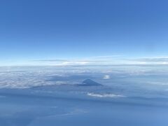 &#9723;︎雲から出てる富士山&#128507;

離陸後少し寝てしまったらしく目を覚ましたら伊勢湾上空でした。
富士山が見える方の座席だったので見られてちょっと嬉しかった(^^)
