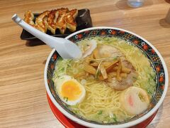 雨で出かけるのも億劫かと思い
空港内のラーメンストリートで、ラーメンをいただきました。
比較的空いていた、「あじさい」へ
函館ラーメンですが、前に函館で食べて美味しかった思い出があるので選出w