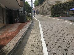 逢坂は、市ヶ谷と飯田橋の間にある、とても勾配が急な坂です。
坂はコンクリートで固められ、すべり止めのドーナツ型の凹みが並んでいました。
沿道には坂の名前の由来が記された柱や、渋沢栄一に関連した記念碑などがありました。
