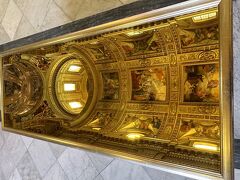 サンタンドレア・デッラ・ヴァッレ教会 Basilica di Sant'Andrea della Valle
天井の絵を見るための鏡がありました。いいアイデア。