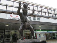 佐賀の街を散策します。スタートは駅前にある「面浮立の像」です。