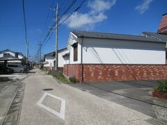 そして街道には珍しい「のこぎりの歯型のような家並み」が見えてきます。