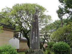 鳥居に先には「菅原道真公歌碑」が建っています。