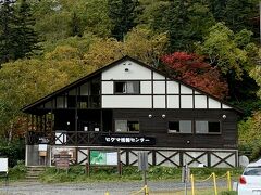 ヒグマ情報センターでレクチャーを受けてから建物の中を通って沼めぐり登山に向かいます。