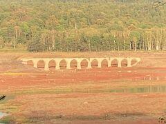 帰路の途中でタウシュベツ展望台からタウシュベツ川橋梁を見に行きました。糠平湖に架かるコンクリート製アーチ橋で長さ約130mです。1937年に完成して鉄道の士幌線として約15年間使われていましたが、ダムの建設のため廃線されました。