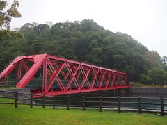 山線鉄橋
支笏湖観光の定番。本来は上川線の第一空知川橋梁でしたが、1923年（大正12年）王子製紙の専用軽便鉄道として現在の場所に移された英国製ダブルワーレントラス橋です。