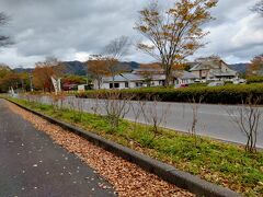 蒜山やつか温泉 快湯館に立ち寄って日帰り入浴。日曜日だからか午前中でもけっこう入浴客がいました。施設の規模が小さいので、少人数でも脱衣所は混雑します。