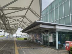北九州空港に到着。
地方の空港は飛行機到着直後でも人か少ないです。