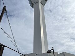 旅の最終日も雲は多めながら、前日に続き晴れていてよかったです。

高さ107mの五稜郭タワーを見上げながら…