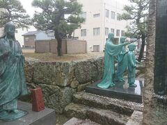 昼食の後は北の庄城址へ。福井駅からは徒歩10分かかりませんでした。柴田勝家とお市の方の終焉の地ということで柴田神社が鎮座しています。お市の方、三姉妹、柴田勝家の銅像がありました。
