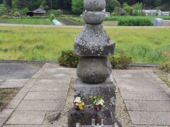 西門を出るとあるのが、蘇我入鹿首塚。

蘇我入鹿は聖徳太子の時代に出てきますね。
太子の死後、強大な権力を持つ蘇我親子を、唐の律令制にならって、天皇を中心とする国家を作り唐の脅威から国を守るために殺害したのが大化の改新のきっかけと言われます。

が、なんかバイアスかかってそうな気もしますね。
実の所、日本の歴史お得意の、「隙あらば奪い取る」ただの権力闘争だったんじゃないかなぁ。

で、入鹿というのは後世までえらく恐れられていた存在だったのだけは、こういう首塚があることが証明してるのかなと。

鎌倉時代または南北朝時代の建立ですからね、この首塚。
入鹿の呪いってのが、その時代まであったということでしょう。