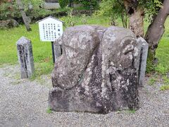 橘寺の境内にある二面石。
花崗岩の表裏に善悪2つの顔の彫刻がされている石です。

人の善悪は表裏一体
人間には二面性がある
そして悪の顔の方が小さいのは？

色々想像させられてしまう、二面石でした。