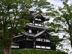 高田城
三重櫓。
外観復元で、中は資料館。
高田城は土塁のみの城なので、櫓も土塁の上に直に建っている。