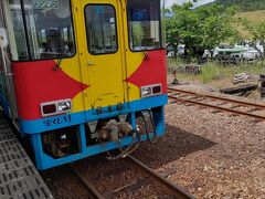 カラフルな汽車で正面に宝くじ号とありました。