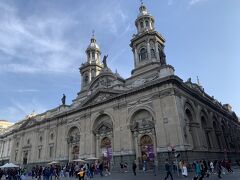 広場の前に佇むサンティアゴ・メトロポリターナ大聖堂。何たる事か投票所になっていたようで、選挙権の無い旅行者は本日立ち入り禁止！