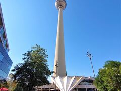 Fernsehturm（テレビ塔）

こちらも同じく、ドイツ民主共和国（東ドイツ）建国20周年の1969年に完成した高さ368mの電波塔。

現在は展望台までエレベーターで昇ることができ、レストランも入っています。