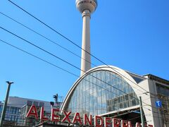 Alexanderplatz（アレクサンダー広場）

ベルリン東駅からSバーンに乗りアレクサンダー広場に来ました。

1805年10月25日に、ロシア皇帝のアレクサンドル1世が訪れたことを記念して名づけられた要所です。