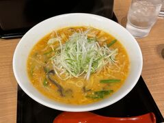 18：00 この旅のファーストラーメン
前回の旅で味噌ラーメンにハマり、新千歳空港のラーメン道場制覇を誓った私
雪あかり、白樺山荘、空、あじさいに続いての5店目はけやき。
各店ともぜんぜん違うので、ラーメン巡りは楽しい。
ここのは、食べ飽きない味で、ホッとする感じでした。