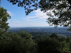 8：20、日和田山頂へ。標高305ｍ。
二の鳥居のところほど開けてはいませんが、あちらでは見えない方面を見ることができます。茨城方面。