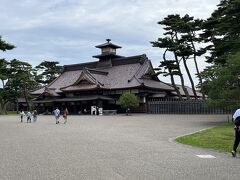 見隠塁前の左側の通路を抜けると、右手に箱館奉行所が建っています。

蝦夷地（北海道）の天領統治と国境警備の目的で、江戸後期の1803（享和3）幕府が函館山の麓に設置しましたが、1864年の五稜郭完成と同時にここに移転しました。

その後、大政奉還後に勃発した戊辰戦争で旧幕府軍の最後の拠点となり、箱館戦争終結後の1871（明治4）年に当時の建物は解体されました。

現在の建物は残された図面や当時の写真を基に2010年に再建されたものです。