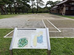 現在の箱館奉行所は幕末当時の建物の一部です。

建物の左隣に再建されていない建物の位置を示した区画があります。

蝦夷地の行政・防衛の拠点に相応しい、当時は大規模な建物だったのですね。