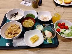 6:00　大浴場（温泉）へ
7:00　朝食
せっかくなので、松茸ご飯にササニシキまで食べちゃいました