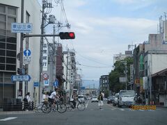 東大路通を車で通って行きました。途中清水寺付近を通りかかると観光客がとたんに増えていました。この日は天気もよく、散策にぴったり。私は今日は素通り。またゆっくり来たいです。八坂神社前も賑やかでした。