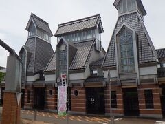 高田駅
独特のデザインの駅舎。