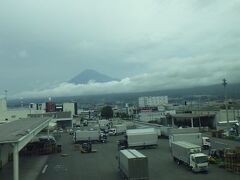富士山
東海道新幹線から移動中に望めたが、天気が悪くて麓が雲に覆われていた。