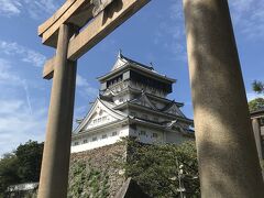 八坂神社の鳥居を介した小倉城。