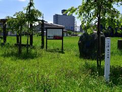 御館
関東管領上杉憲政の館。
謙信没後の御館の乱では主戦場となり、落城した。

御館の乱とは、1578年に上杉謙信が急死した後、上杉家の家督の後継を巡って、共に謙信の養子である上杉景勝（長尾政景の実子）と上杉景虎（北条氏康の実子）との間で起こった越後のお家騒動。
当初は景虎が春日山城に入り、謙信が使用していた印判や側近を掌握し、謙信時代と同様式の印判状を発給する等、優位に立っていた。
が、血筋からすると、景勝の方がより正統な上杉家の継承権を有していた事もあり（見方によっては先代の謙信をも上回る正統性）、家臣を纏める事が出来、次第に勢力を盛り返していく。
結果、景勝が勝利し、上杉家の当主となり、後に米沢藩の初代藩主となった。
景虎と、景虎に加担した憲政らは敗死した。