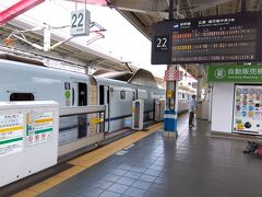 ホームには、先発の九州新幹線。
グリーン車に飛び乗られる年配の男性を待って、出発。

私は、この後のこだま号で三原まで。
