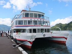 遊覧船の出港時間になりました。遊覧船乗り場のある休屋港は十和田湖の中でも西湖（にしのうみ）と呼ばれるエリアにあります。
