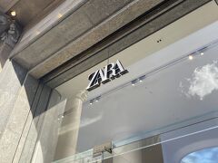 ZARA
ザラは日本にももちろんあるのですが、スペイン発ということもあり、クオリティが高かったです
なので、かなり長蛇の列のレジに並び購入