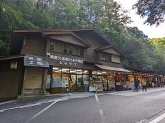 ちょっと冷んやりしていた白糸の滝。

岩魚などを焼いたり、おやきがあったり…
暖かい食べ物も売っているお土産屋さん。