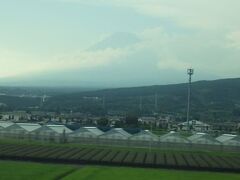 東海道新幹線
帰る途中でまた富士山が見られた。
雲が掛かっていて、微妙な見え方だったが。