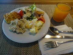 8:00起床。朝食は野菜の水気が足りず、パサパサ。オートミールをお米代わりに食した。