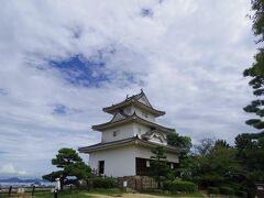 で、天守はどこかな？と見回してもこの建物しかありません。
え、こんなに小さいお城もあるんだ、とちょっとビックリです。