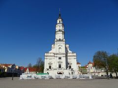 広場の名前にもなっている旧市庁舎。その細く白い外観から"白鳥"とも呼ばれる建物。