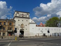 旧市街の城壁にあった9つの城門の内、現在唯一残っているのがこちらの夜明けの門。