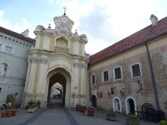 続いて訪れたのは黄色のパステルカラーの聖三位一体教会。